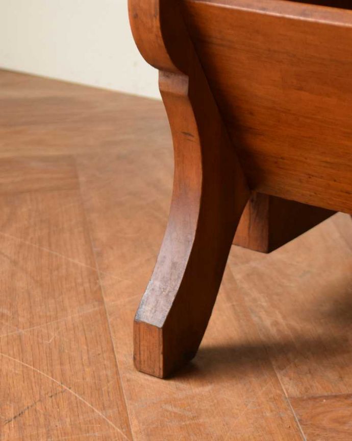 マガジンラック アンティーク家具 サイドテーブルにもなるフランス輸入のアンティーク マガジンラック(棚付き)。持ち上げなくても移動ラクラクHandleのアンティーク家具の足の裏にはフェルトキーパーをお付けしています。(j-2407-f)