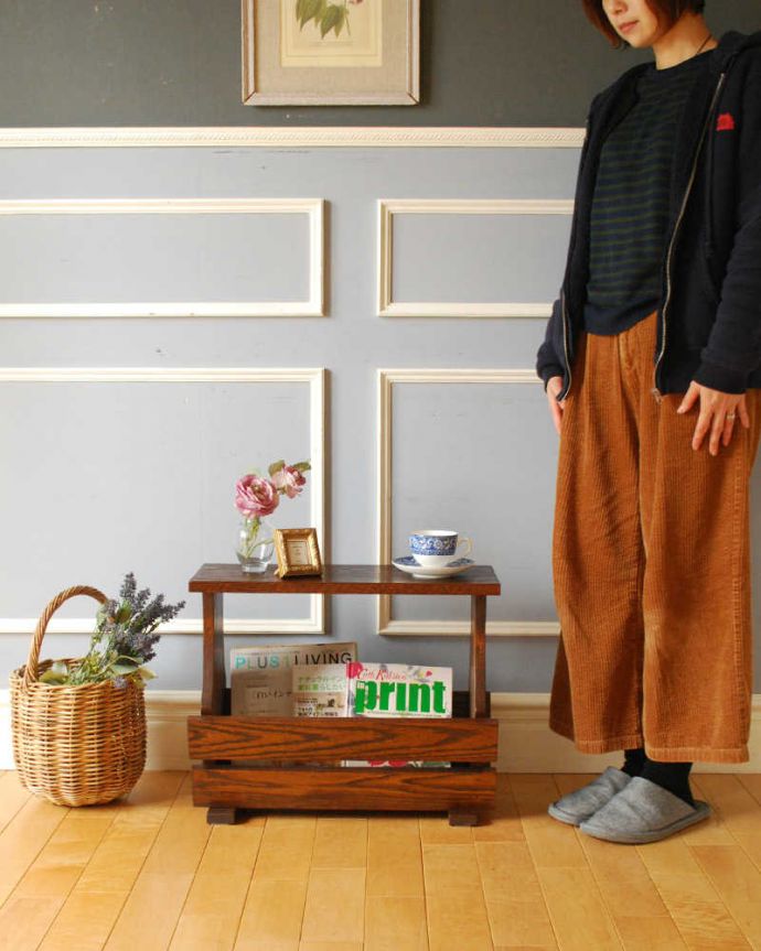 マガジンラック　アンティーク家具　フランスで見つけたアンティーク家具、サイドテーブルにもなる便利なマガジンラック 。使いやすさNo.1！便利なアンティークどこのお家でも使っているマガジンラックも、アンティークだったらデザインが素敵だから、なんだかオシャレに使えます。(j-2408-f)