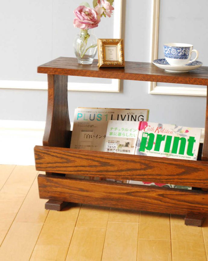 マガジンラック　アンティーク家具　フランスで見つけたアンティーク家具、サイドテーブルにもなる便利なマガジンラック 。ちょっと置いておきたい…をキレイに収納新聞や雑誌など、ついついテーブルの上に置いてしまって雑多に見えるものが、コレさえあればキレイに収納出来てお部屋もスッキリ見えるんです。(j-2408-f)