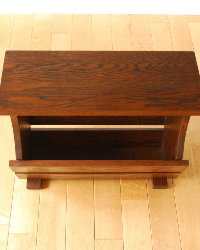 マガジンラック　アンティーク家具　フランスで見つけたアンティーク家具、サイドテーブルにもなる便利なマガジンラック 。雑誌を入れる部分もキレイに修復しましたアンティークは新品ではないので経年変化によるキズはありますが、専門の職人がキレイにお直ししました。(j-2408-f)