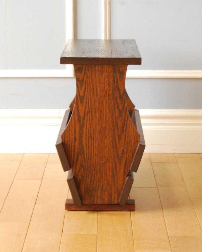 マガジンラック　アンティーク家具　フランスで見つけたアンティーク家具、サイドテーブルにもなる便利なマガジンラック 。横から見ると･･･360度、どの角度から見てもキレイに仕上がっています。(j-2408-f)