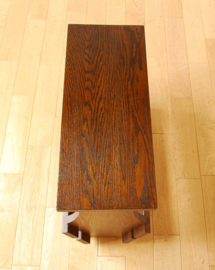 マガジンラック　アンティーク家具　フランスで見つけたアンティーク家具、サイドテーブルにもなる便利なマガジンラック 。ココも使えてさらに便利読みかけの本やお茶が置ける天板付き。(j-2408-f)