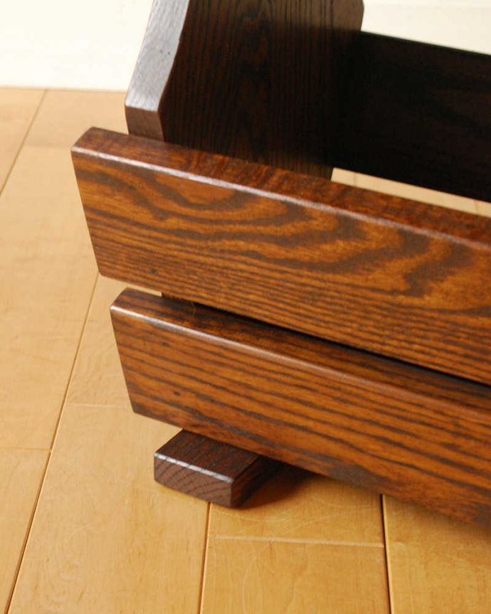 マガジンラック　アンティーク家具　フランスで見つけたアンティーク家具、サイドテーブルにもなる便利なマガジンラック 。持ち上げなくても移動ラクラクHandleのアンティーク家具の足の裏にはフェルトキーパーをお付けしています。(j-2408-f)