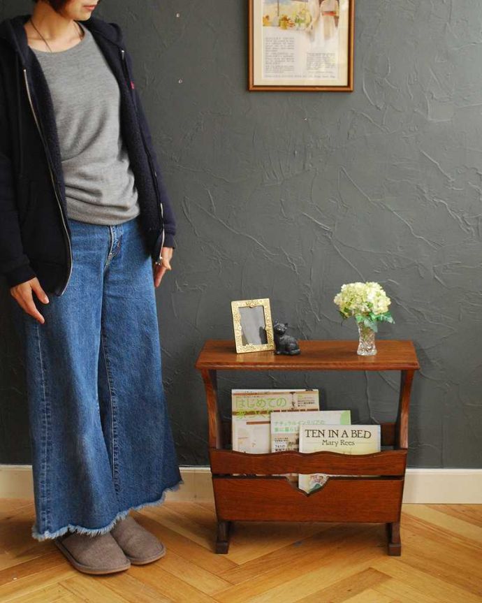 マガジンラック　アンティーク家具　サイドテーブルとして使える天板付きの便利なアンティークマガジンラック 。使いやすさNo.1！便利なアンティークどこのお家でも使っているマガジンラックも、アンティークだったらデザインが素敵だから、なんだかオシャレに使えます。(j-2410-f)