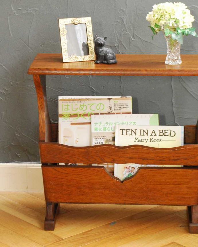 マガジンラック　アンティーク家具　サイドテーブルとして使える天板付きの便利なアンティークマガジンラック 。ちょっと置いておきたい…をキレイに収納新聞や雑誌など、ついついテーブルの上に置いてしまって雑多に見えるものが、コレさえあればキレイに収納出来てお部屋もスッキリ見えるんです。(j-2410-f)