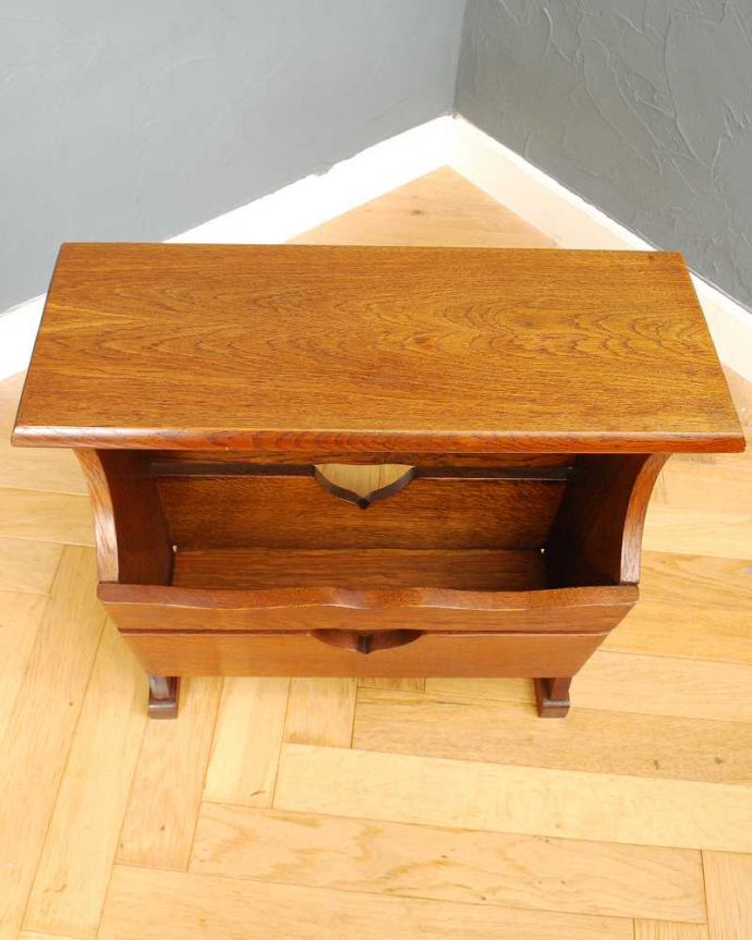 マガジンラック　アンティーク家具　サイドテーブルとして使える天板付きの便利なアンティークマガジンラック 。雑誌を入れる部分もキレイに修復しましたアンティークは新品ではないので経年変化によるキズはありますが、専門の職人がキレイにお直ししました。(j-2410-f)