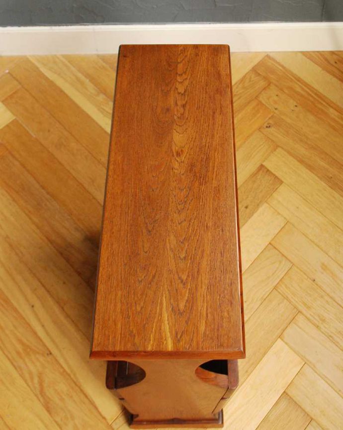 マガジンラック　アンティーク家具　サイドテーブルとして使える天板付きの便利なアンティークマガジンラック 。ココも使えてさらに便利読みかけの本やお茶が置ける天板付き。(j-2410-f)