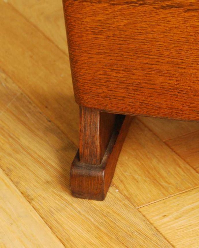 マガジンラック　アンティーク家具　サイドテーブルとして使える天板付きの便利なアンティークマガジンラック 。持ち上げなくても移動ラクラクHandleのアンティーク家具の足の裏にはフェルトキーパーをお付けしています。(j-2410-f)