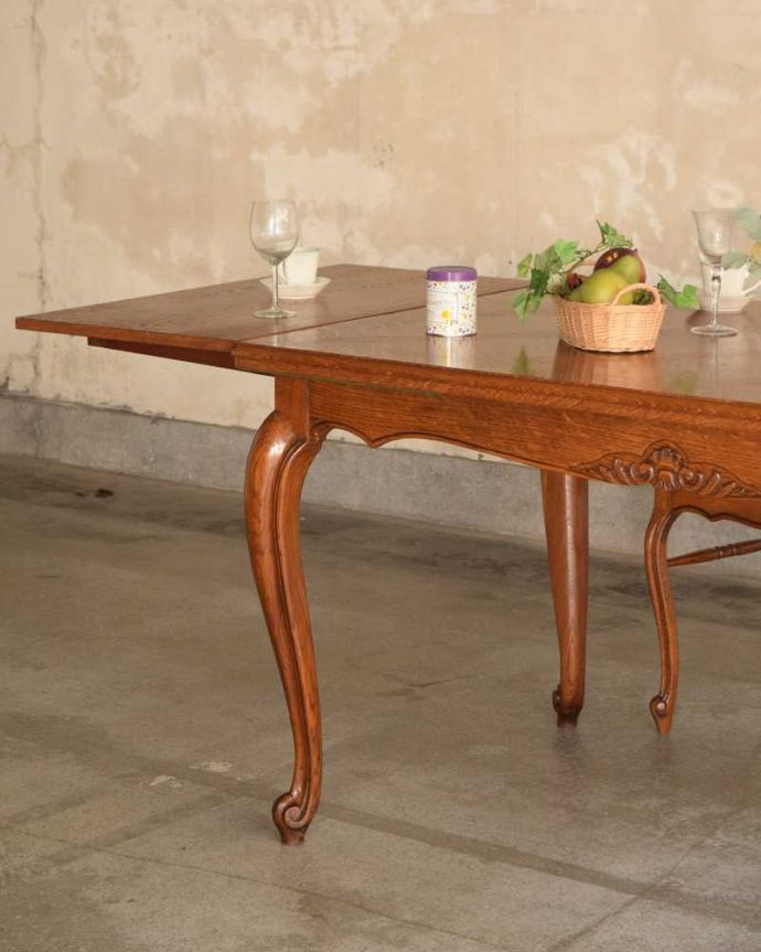 アンティークのテーブル　アンティーク家具　フランスで見つけたアンティーク家具、天板が美しいドローリーフテーブル（伸張式ダイニングテーブル）。やっぱり脚の美しさが自慢なんです！一番最初に目に飛び込んでくるフレンチカブリオレレッグ。(j-2411-f)