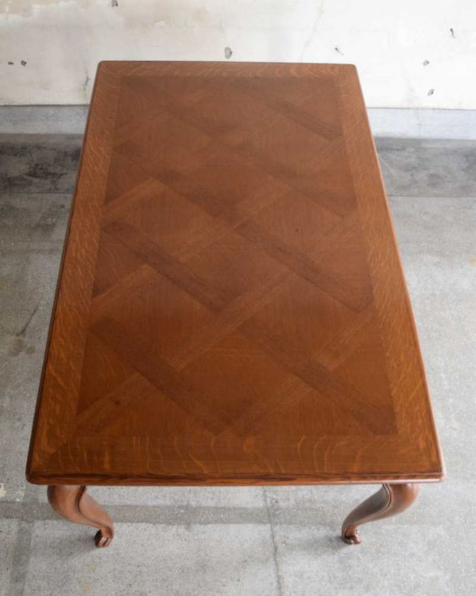 アンティークのテーブル　アンティーク家具　フランスで見つけたアンティーク家具、天板が美しいドローリーフテーブル（伸張式ダイニングテーブル）。上から見るとこんな形リーフを開く前はこんな形です。(j-2411-f)