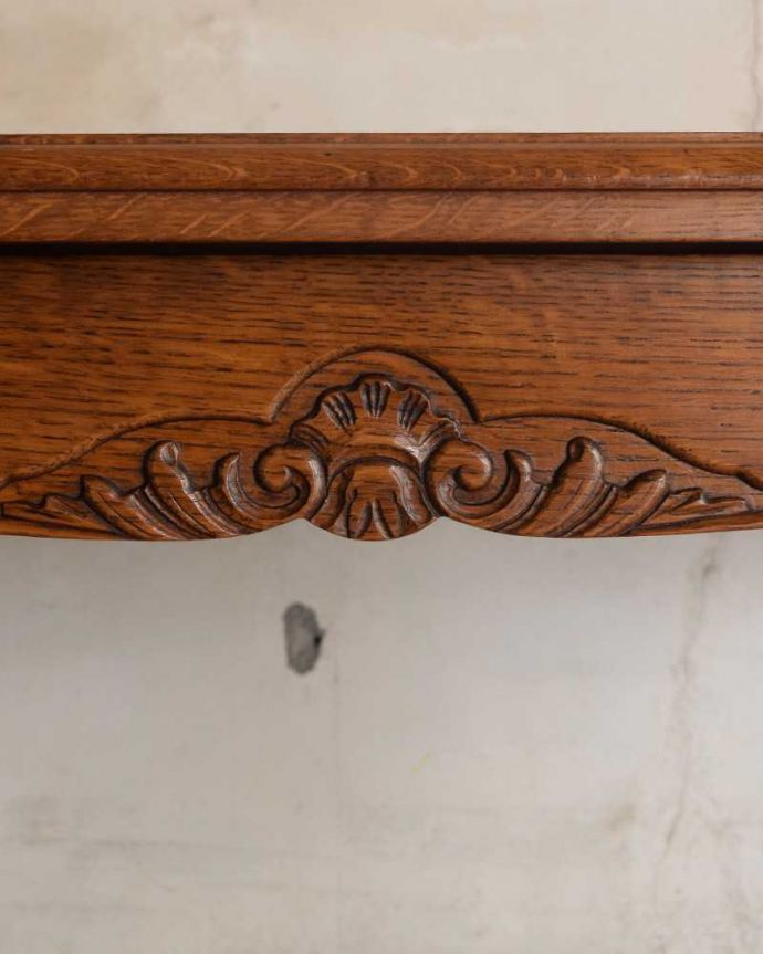 アンティークのテーブル　アンティーク家具　フランスで見つけたアンティーク家具、天板が美しいドローリーフテーブル（伸張式ダイニングテーブル）。フランスらしい彫りフランスらしさの象徴とも言える、優雅な彫りの装飾。(j-2411-f)