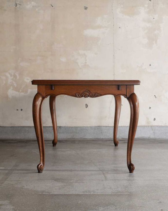 アンティークのテーブル　アンティーク家具　フランスで見つけたアンティーク家具、天板が美しいドローリーフテーブル（伸張式ダイニングテーブル）。こちら側も、もちろんキレイです！アンティークは新品ではないので、もちろん経年変化によるキズはありますが、専門の職人がキレイにお直しをしているので、後ろ姿までキレイです。(j-2411-f)