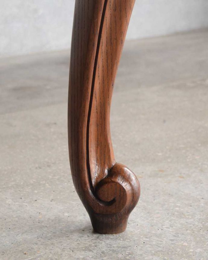 アンティークのテーブル　アンティーク家具　フランスで見つけたアンティーク家具、天板が美しいドローリーフテーブル（伸張式ダイニングテーブル）。持ち上げなくても移動できます！Handleのアンティークは、脚の裏にフェルトキーパーをお付けしていますので、床を滑らせてれば移動が簡単です。(j-2411-f)