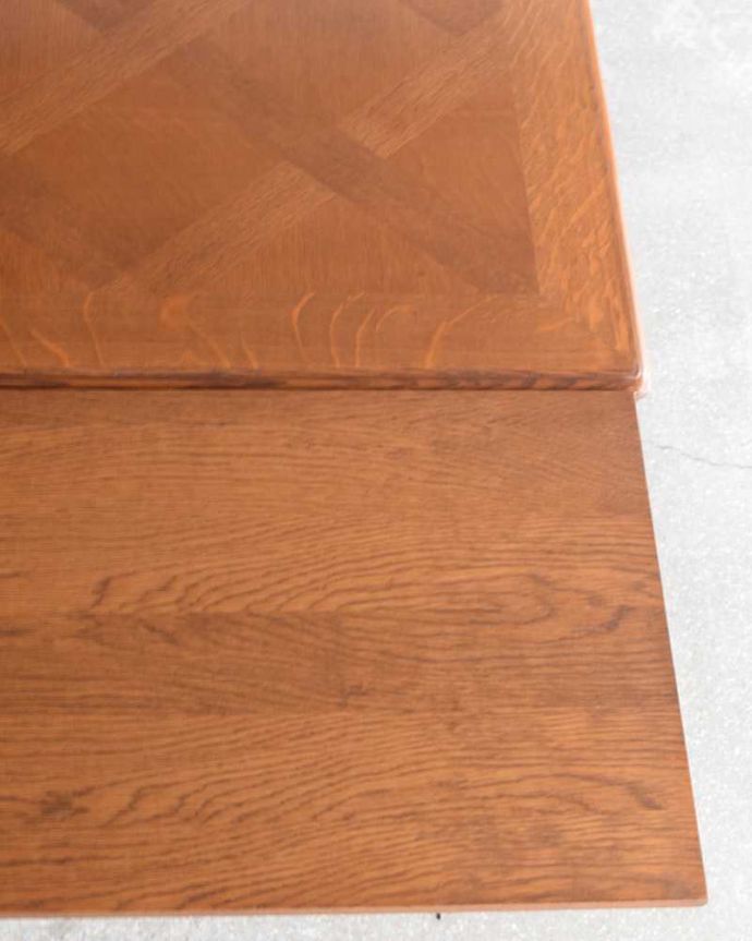 アンティークのテーブル　アンティーク家具　フランスで見つけたアンティーク家具、天板が美しいドローリーフテーブル（伸張式ダイニングテーブル）。近づいて見てみると…アンティークはもちろん新品ではないので小さなキズや汚れはありますが、キレイにお直ししたので満足して頂ける自信があります！。(j-2411-f)