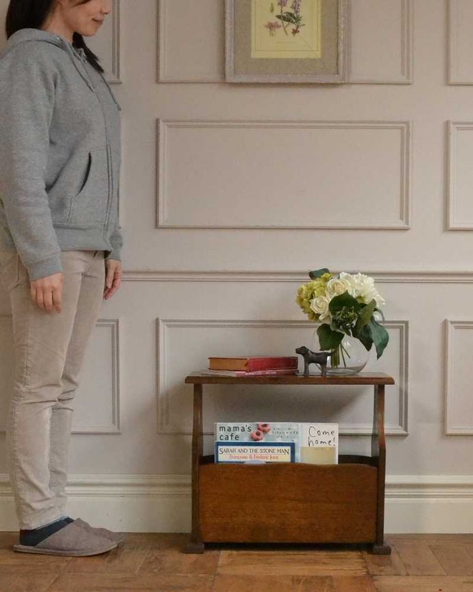 マガジンラック　アンティーク家具　サイドテーブルにもなる便利なマガジンラック、フランスのアンティーク家具。使いやすさNo.1！便利なアンティークどこのお家でも使っているマガジンラックも、アンティークだったらデザインが素敵だから、なんだかオシャレに使えます。(j-2414-f)