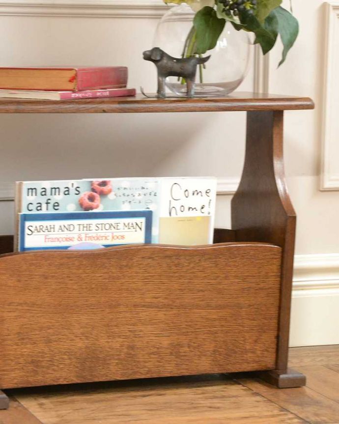 マガジンラック　アンティーク家具　サイドテーブルにもなる便利なマガジンラック、フランスのアンティーク家具。ちょっと置いておきたい…をキレイに収納新聞や雑誌など、ついついテーブルの上に置いてしまって雑多に見えるものが、コレさえあればキレイに収納出来てお部屋もスッキリ見えるんです。(j-2414-f)