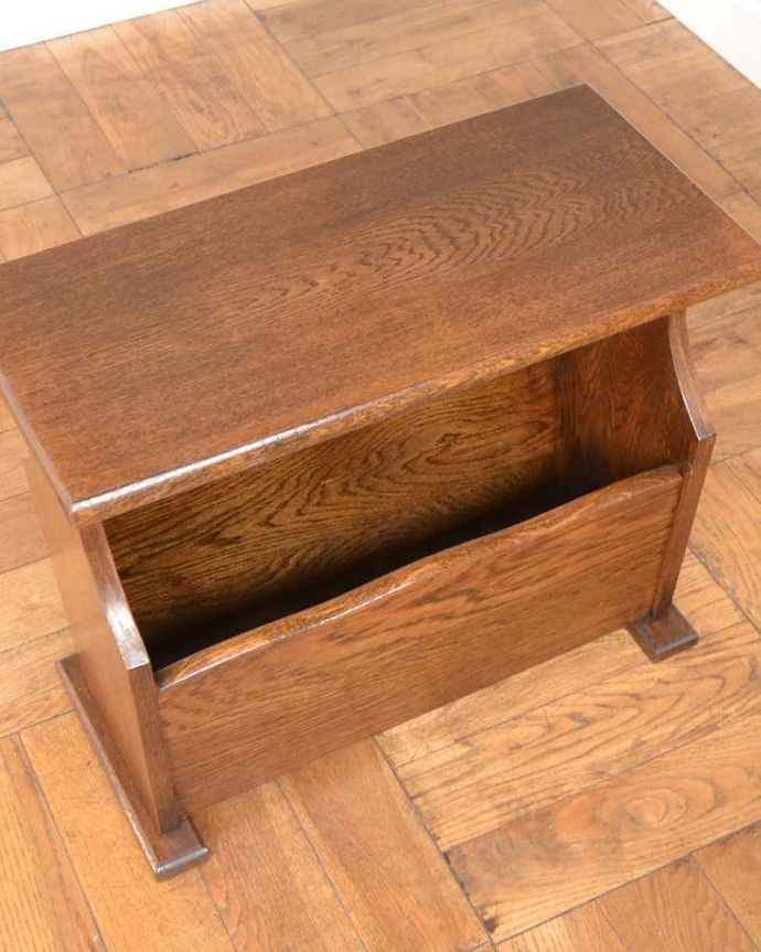 マガジンラック　アンティーク家具　サイドテーブルにもなる便利なマガジンラック、フランスのアンティーク家具。雑誌を入れる部分もキレイに修復しましたアンティークは新品ではないので経年変化によるキズはありますが、専門の職人がキレイにお直ししました。(j-2414-f)