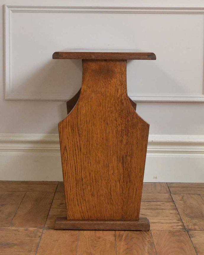 マガジンラック　アンティーク家具　サイドテーブルにもなる便利なマガジンラック、フランスのアンティーク家具。横から見ると･･･360度、どの角度から見てもキレイに仕上がっています。(j-2414-f)