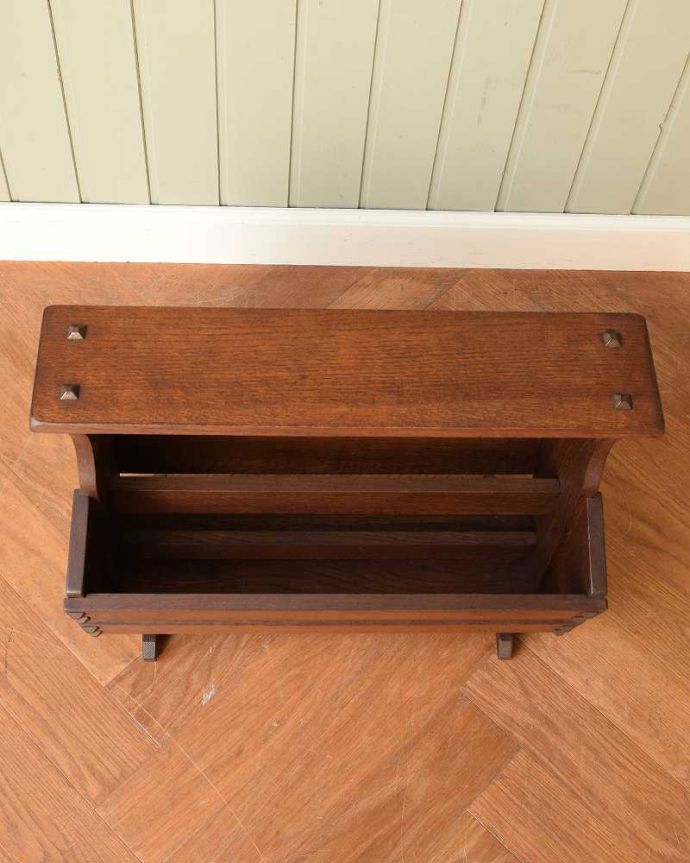 マガジンラック アンティーク家具 棚付の便利なマガジンラック、フランス輸入のアンティーク家具 。雑誌を入れる部分もキレイに修復しましたアンティークは新品ではないので経年変化によるキズはありますが、専門の職人がキレイにお直ししました。(j-2415-f)