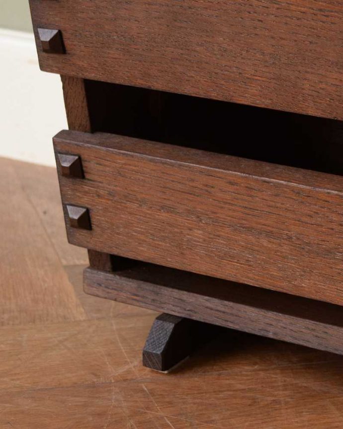 マガジンラック アンティーク家具 棚付の便利なマガジンラック、フランス輸入のアンティーク家具 。持ち上げなくても移動ラクラクHandleのアンティーク家具の足の裏にはフェルトキーパーをお付けしています。(j-2415-f)