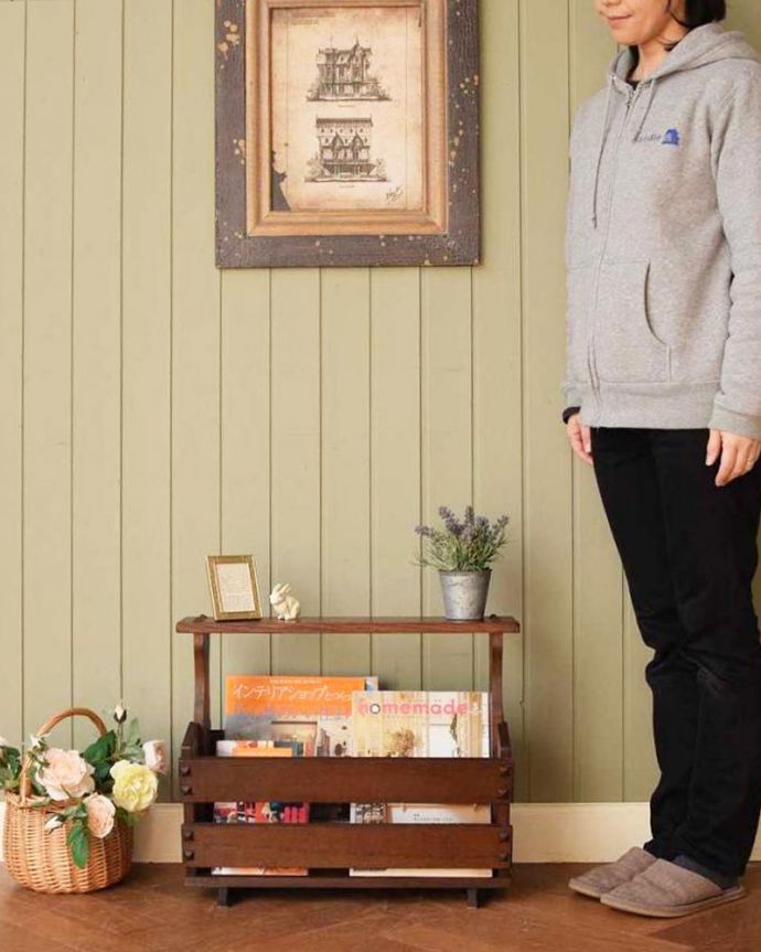 マガジンラック アンティーク家具 棚付の便利なマガジンラック、フランス輸入のアンティーク家具 。使いやすさNo.1!便利なアンティークどこのお家でも使っているマガジンラックも、アンティークだったらデザインが素敵だから、なんだかオシャレに使えます。(j-2415-f)