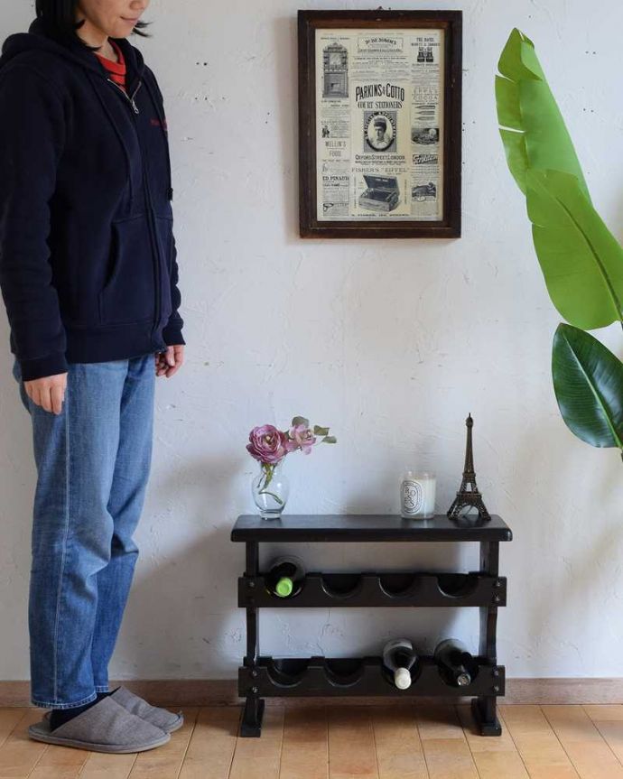 めずらしい家具　アンティーク家具　サイドテーブルにもなるフランスアンティーク木製ワインラック（8本用）。優雅な気分にしてくれるワインラックリビングやキッチン、パントリーのちょっとしたスペースに、ちょこんと置けるコンパクトサイズ。(j-2416-f)