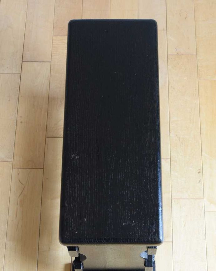 めずらしい家具　アンティーク家具　サイドテーブルにもなるフランスアンティーク木製ワインラック（8本用）。ココも使えてさらに便利上から見るとこんな感じです。(j-2416-f)