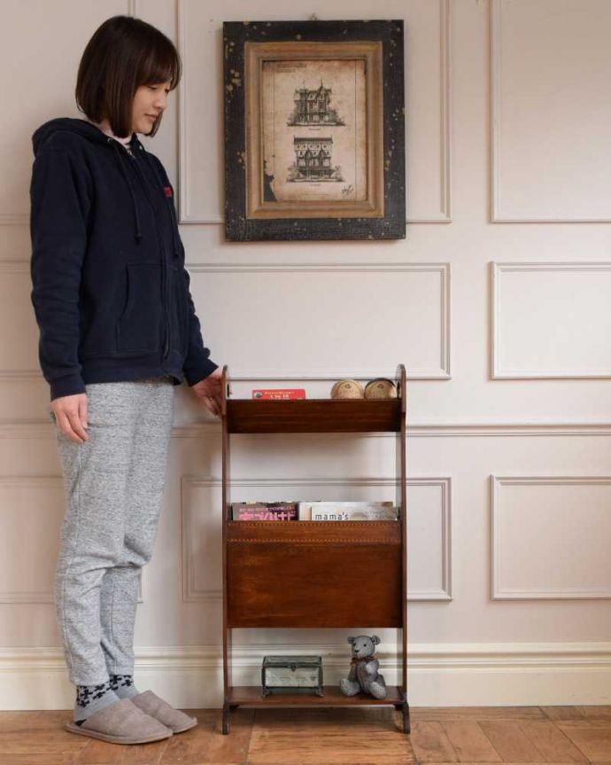 マガジンラック　アンティーク家具　英国らしいかっこいいデザイン、英国輸入のアンティーク家具のマガジンラック。使いやすさNo.1！便利なアンティークどこのお家でも使っているマガジンラックも、アンティークだったらデザインが素敵だから、なんだかオシャレに使えます。(j-2417-f)