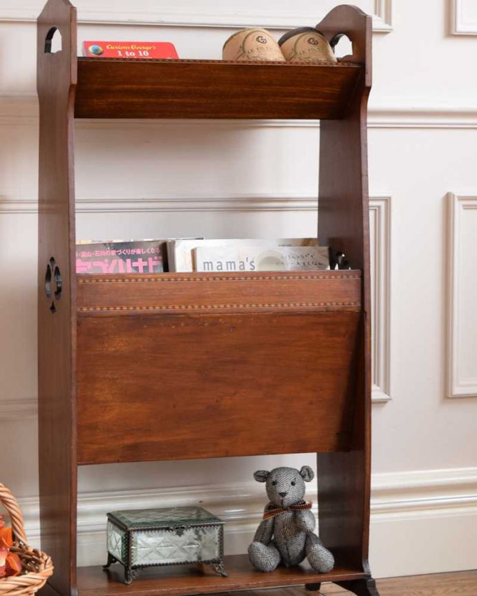 マガジンラック　アンティーク家具　英国らしいかっこいいデザイン、英国輸入のアンティーク家具のマガジンラック。ちょっと置いておきたい…をキレイに収納新聞や雑誌など、ついついテーブルの上に置いてしまって雑多に見えるものが、コレさえあればキレイに収納出来てお部屋もスッキリ見えるんです。(j-2417-f)