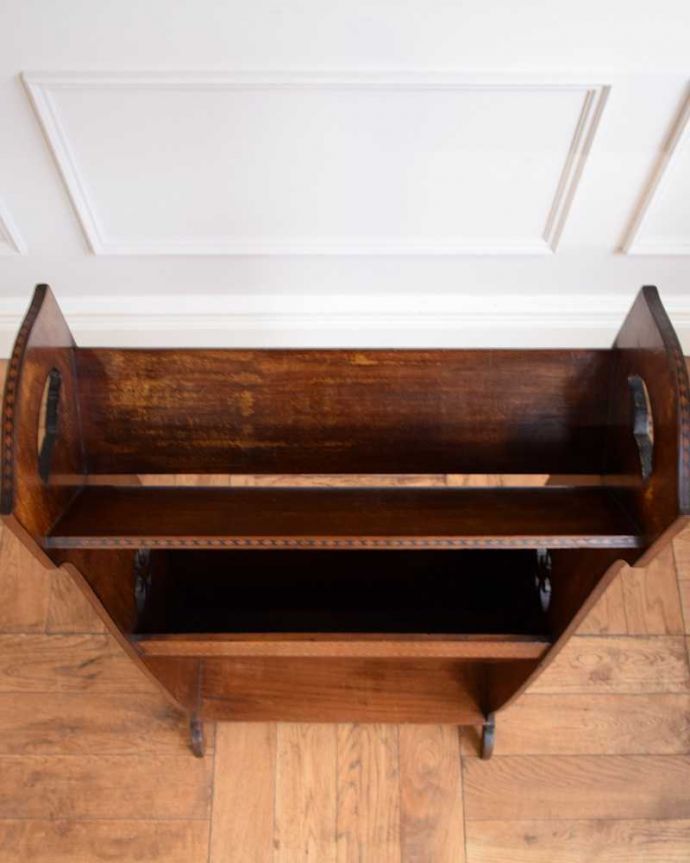 マガジンラック　アンティーク家具　英国らしいかっこいいデザイン、英国輸入のアンティーク家具のマガジンラック。雑誌を入れる部分もキレイに修復しましたアンティークは新品ではないので経年変化によるキズはありますが、専門の職人がキレイにお直ししました。(j-2417-f)