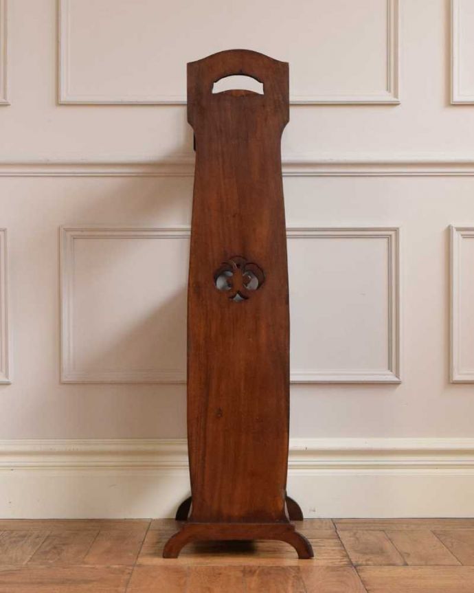 マガジンラック　アンティーク家具　英国らしいかっこいいデザイン、英国輸入のアンティーク家具のマガジンラック。横から見ると･･･360度、どの角度から見てもキレイに仕上がっています。(j-2417-f)