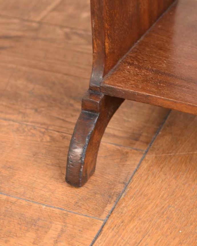 マガジンラック　アンティーク家具　英国らしいかっこいいデザイン、英国輸入のアンティーク家具のマガジンラック。持ち上げなくても移動ラクラクHandleのアンティーク家具の足の裏にはフェルトキーパーをお付けしています。(j-2417-f)