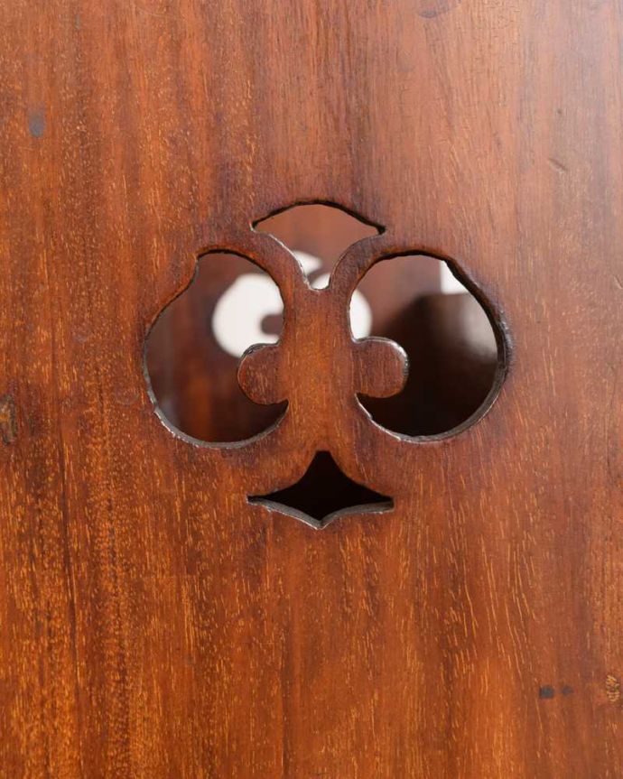 マガジンラック　アンティーク家具　英国らしいかっこいいデザイン、英国輸入のアンティーク家具のマガジンラック。いろんな場所にこだわり彫のデザインもいろいろです。(j-2417-f)