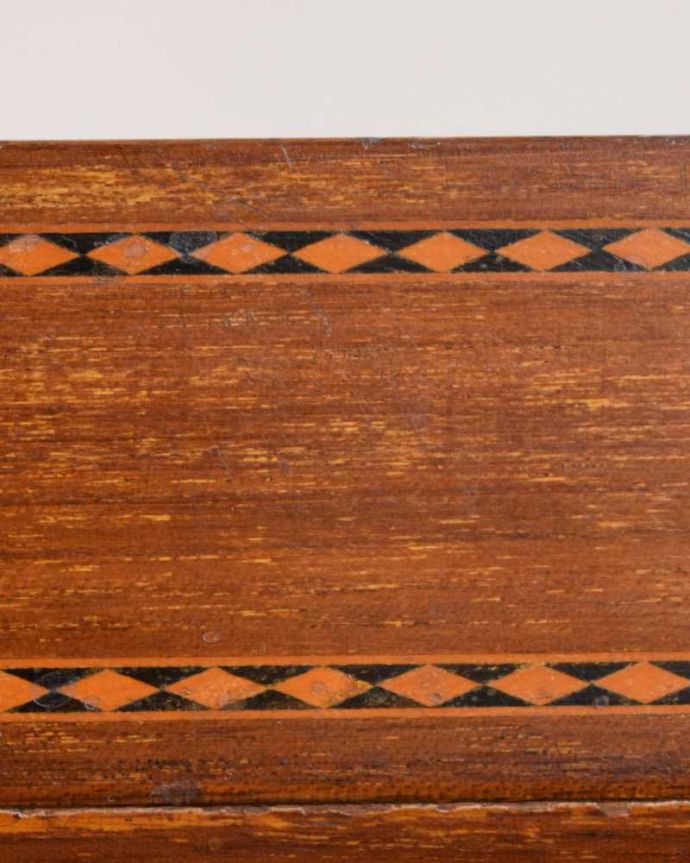 マガジンラック　アンティーク家具　英国らしいかっこいいデザイン、英国輸入のアンティーク家具のマガジンラック。惚れ惚れしちゃう美しさアンティークらしい繊細な装飾にうっとりです。(j-2417-f)