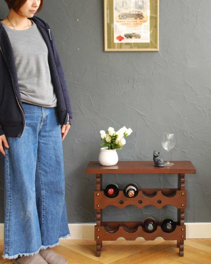 めずらしい家具　アンティーク家具　フランス輸入のお洒落なアンティーク木製ワインラック（8本用）。優雅な気分にしてくれるワインラックどこにでも置けるコンパクトサイズのワインラック。(j-2418-f)