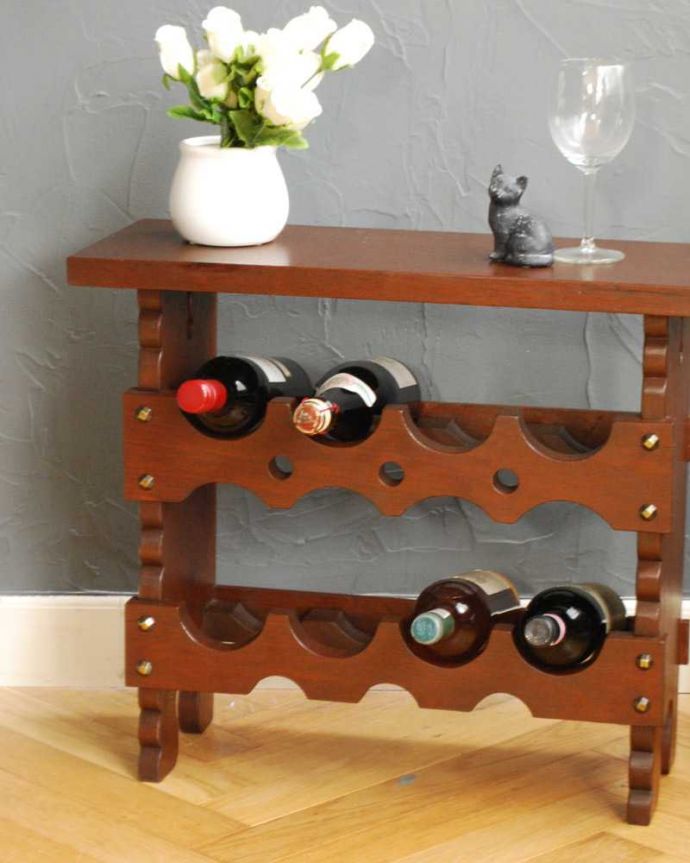 めずらしい家具　アンティーク家具　フランス輸入のお洒落なアンティーク木製ワインラック（8本用）。ボトルをしっかり収納してくれますワインを飲む方も飲まない方も、お洒落なデザインのワインラックがお部屋の中にあるだけで、なんだかワクワクです。(j-2418-f)