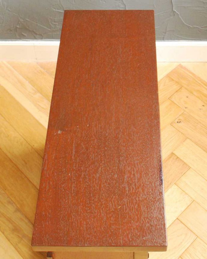 めずらしい家具　アンティーク家具　フランス輸入のお洒落なアンティーク木製ワインラック（8本用）。ココも使えてさらに便利上から見るとこんな感じです。(j-2418-f)