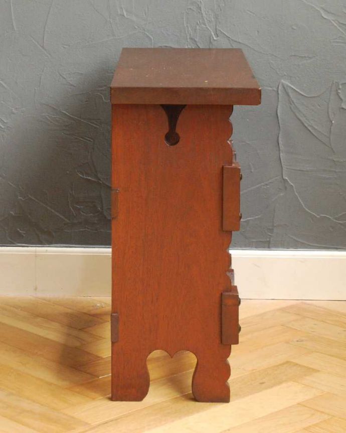 めずらしい家具　アンティーク家具　フランス輸入のお洒落なアンティーク木製ワインラック（8本用）。横から見てもキレイですもちろん、横顔だってキレイ！どこから見ても絵になります。(j-2418-f)