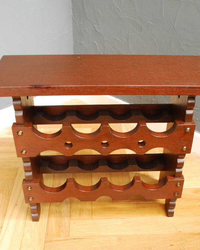 めずらしい家具　アンティーク家具　フランス輸入のお洒落なアンティーク木製ワインラック（8本用）。中はこんな感じアンティークは新品ではないので、もちろん経年変化によるキズはありますが、専門の職人が修復したのでキレイです。(j-2418-f)