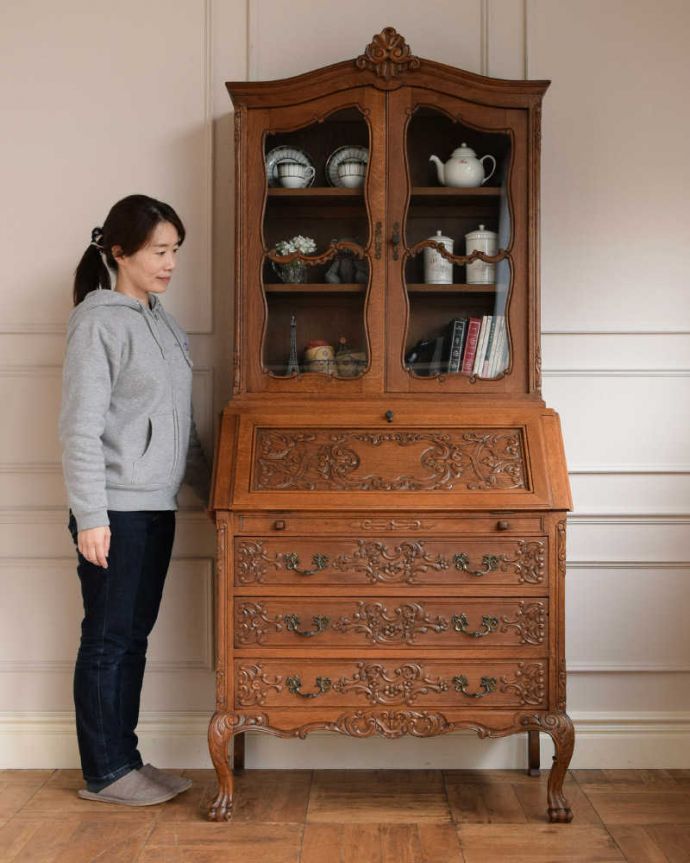 ビューロー　アンティーク家具　贅沢な彫りが美しいアンティーク南仏家具、オーク材のブックビューロー（本棚とデスク） 。優雅さが漂うフランスのビューローブックケース見た目はガラスキャビネットなのに、デスクとチェストの機能も備えたビューローブックケース。(j-2419-f)