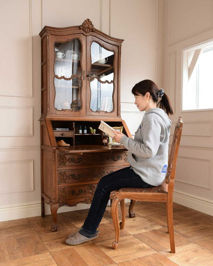 ビューロー　アンティーク家具　贅沢な彫りが美しいアンティーク南仏家具、オーク材のブックビューロー（本棚とデスク） 。あっという間に自分だけの贅沢デスク扉を前に倒すとデスクが登場。(j-2419-f)