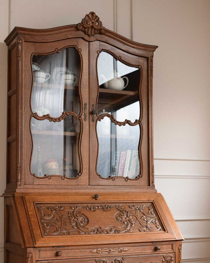 ビューロー　アンティーク家具　贅沢な彫りが美しいアンティーク南仏家具、オーク材のブックビューロー（本棚とデスク） 。装飾の美しさにうっとりデスクの上はガラス扉のキャビネット。(j-2419-f)