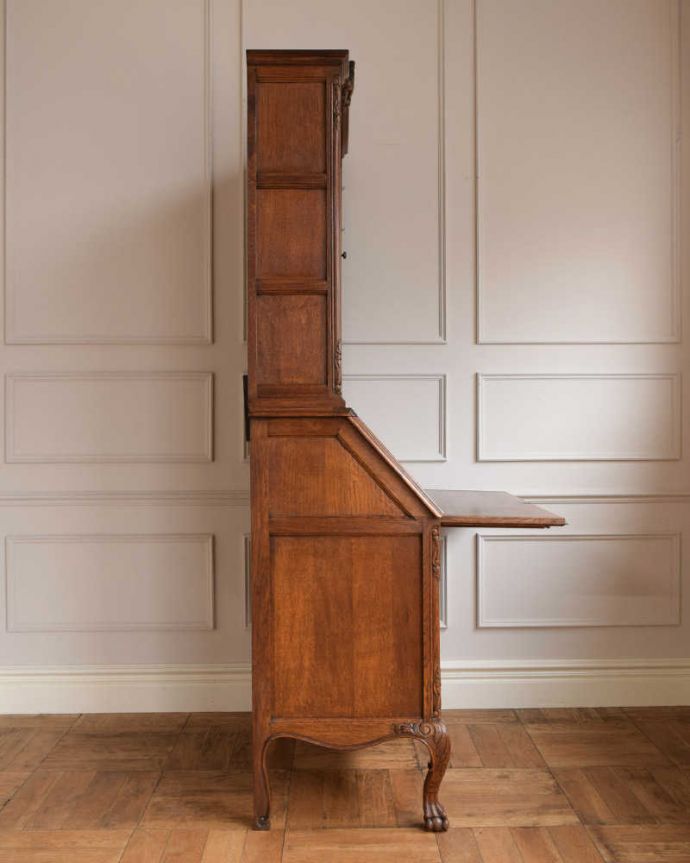 ビューロー　アンティーク家具　贅沢な彫りが美しいアンティーク南仏家具、オーク材のブックビューロー（本棚とデスク） 。横から見た姿もステキ横から見てみるとこんな感じです。(j-2419-f)