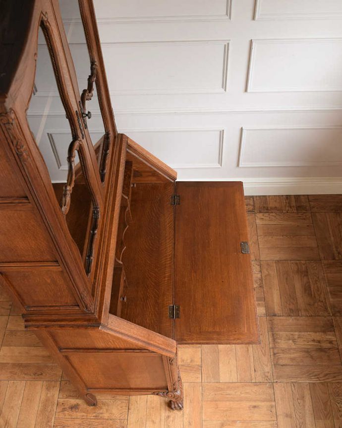 ビューロー　アンティーク家具　贅沢な彫りが美しいアンティーク南仏家具、オーク材のブックビューロー（本棚とデスク） 。デスクの天板を上から見ると･･･やっぱりデスクは天板部分が気になるから、専門の職人が古い塗装を剥離してピッカピカに修復しました。(j-2419-f)