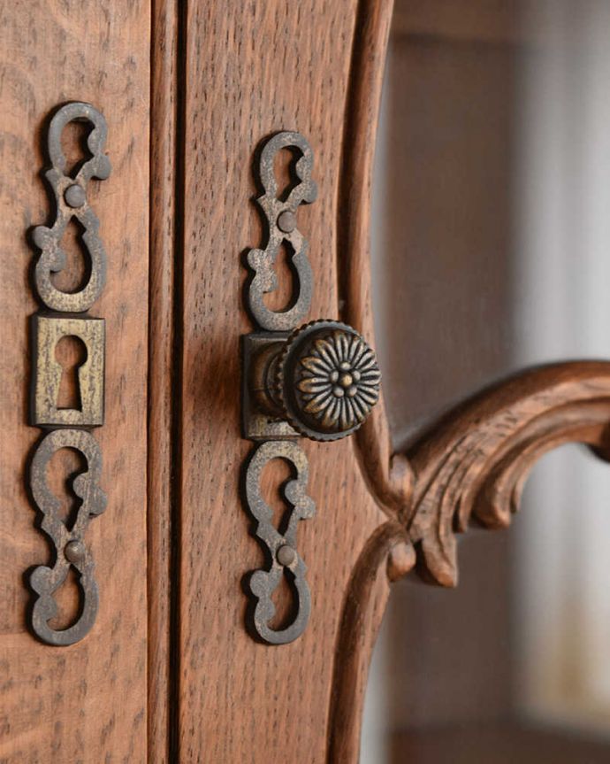 ビューロー　アンティーク家具　贅沢な彫りが美しいアンティーク南仏家具、オーク材のブックビューロー（本棚とデスク） 。アンティークらしいデザインこんな場所にも凝ったデザイン。(j-2419-f)