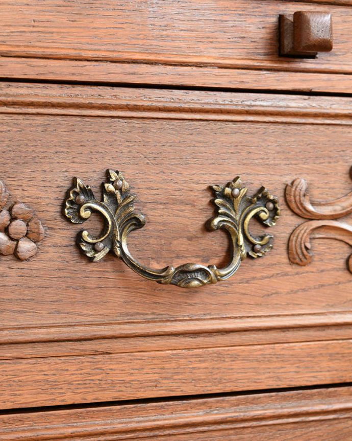 ビューロー　アンティーク家具　贅沢な彫りが美しいアンティーク南仏家具、オーク材のブックビューロー（本棚とデスク） 。開けるたびに、ワクワクしちゃう。(j-2419-f)