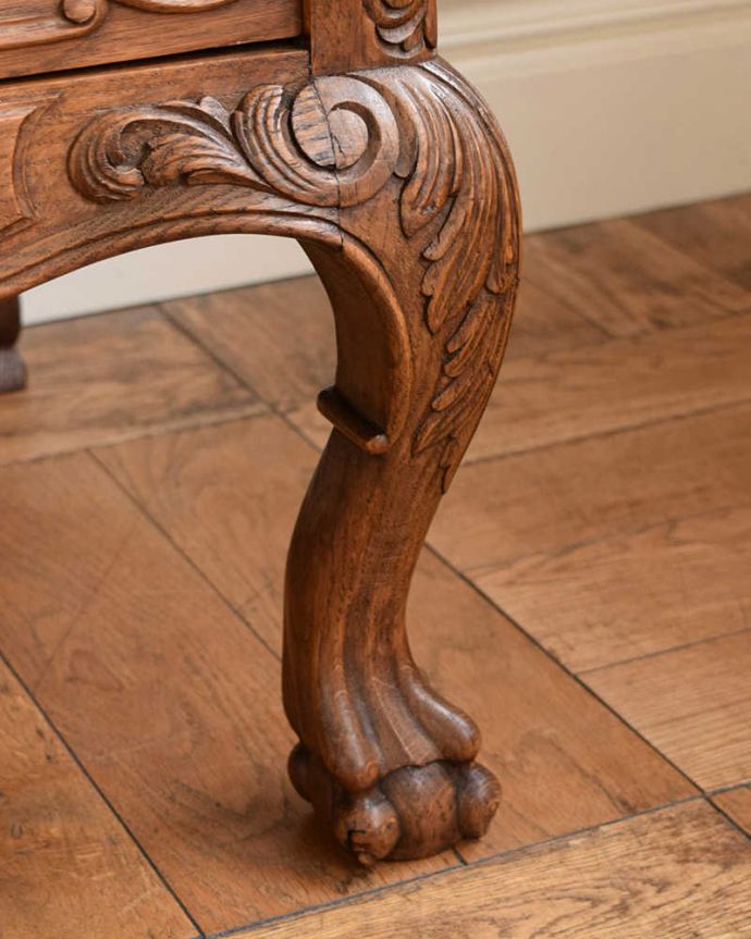 ビューロー　アンティーク家具　贅沢な彫りが美しいアンティーク南仏家具、オーク材のブックビューロー（本棚とデスク） 。女性でも運べちゃう理由は･･･Handleのアンティークは、脚の裏にフェルトキーパーをお付けしていますので、重い家具でも床を滑らせれて移動する事が出来ます。(j-2419-f)