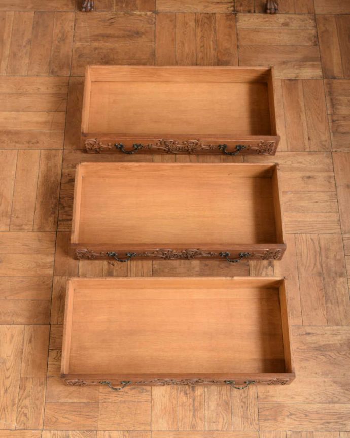 ビューロー　アンティーク家具　贅沢な彫りが美しいアンティーク南仏家具、オーク材のブックビューロー（本棚とデスク） 。何でも収納できる引き出しもちろん、引き出しの中もキレイに修復しました。(j-2419-f)