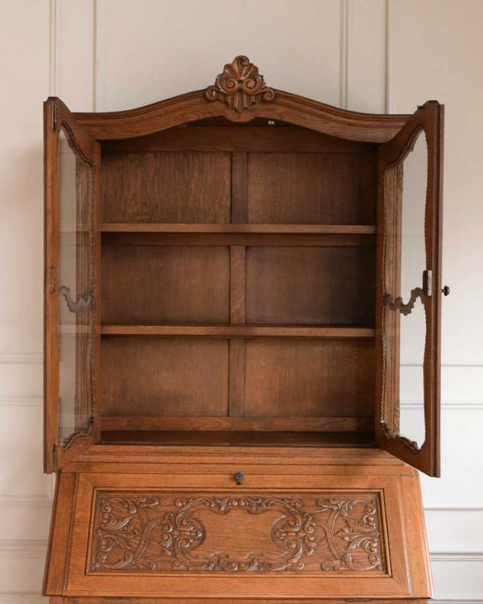 ビューロー　アンティーク家具　贅沢な彫りが美しいアンティーク南仏家具、オーク材のブックビューロー（本棚とデスク） 。美しいガラス扉の中身は･･･専門の職人がしっかり修復したので、扉の中もこんな感じでキレイです。(j-2419-f)