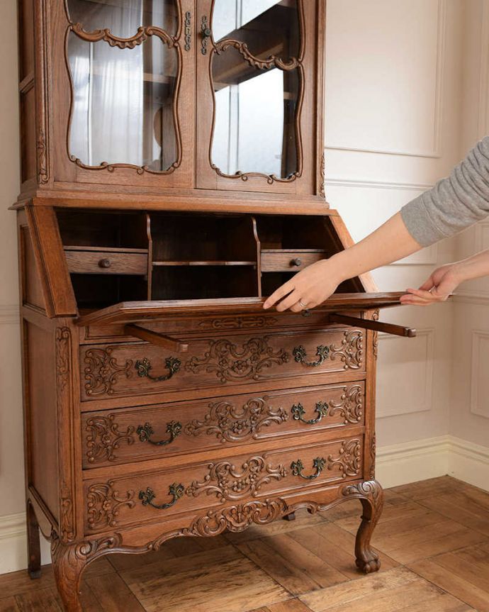 ビューロー　アンティーク家具　贅沢な彫りが美しいアンティーク南仏家具、オーク材のブックビューロー（本棚とデスク） 。あっという間にデスクに変身扉を前に倒すだけで、あっという間にデスクが登場！どんな場所にも似合う「魅せるデスク」です。(j-2419-f)